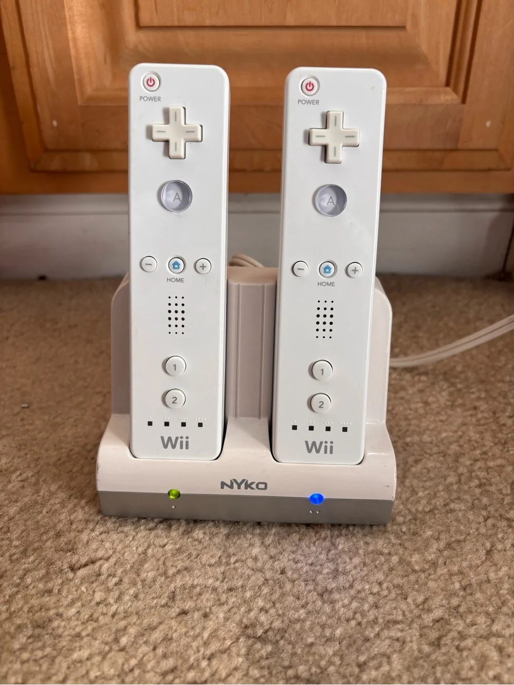 Nintendo Wii Remote Bundle 2 Wiimotes + 2 Nunchuks + Nyko Charger